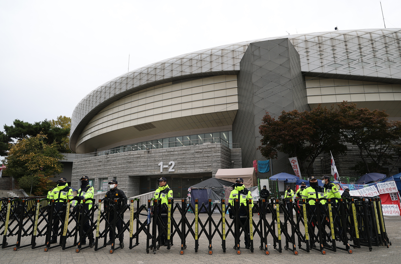 Ballot boxes from the June 3 local elections in Songpa, Seoul, are removed from the handball gymnasium at Olympic Park on Thursday after a public verification by the special prosecutor team of the National Election Commission. The photo shows the gymnasium after the removal was completed. [Yonhap]
