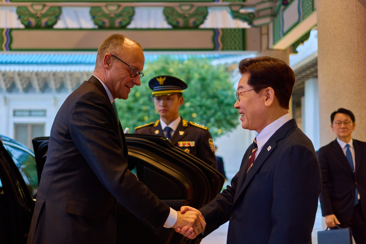 President Lee Jae Myung greets German Chancellor Friedrich Merz at Cheong Wa Dae on Thursday. [Cheong Wa Dae. Redistribution and DB prohibited] (Yonhap)