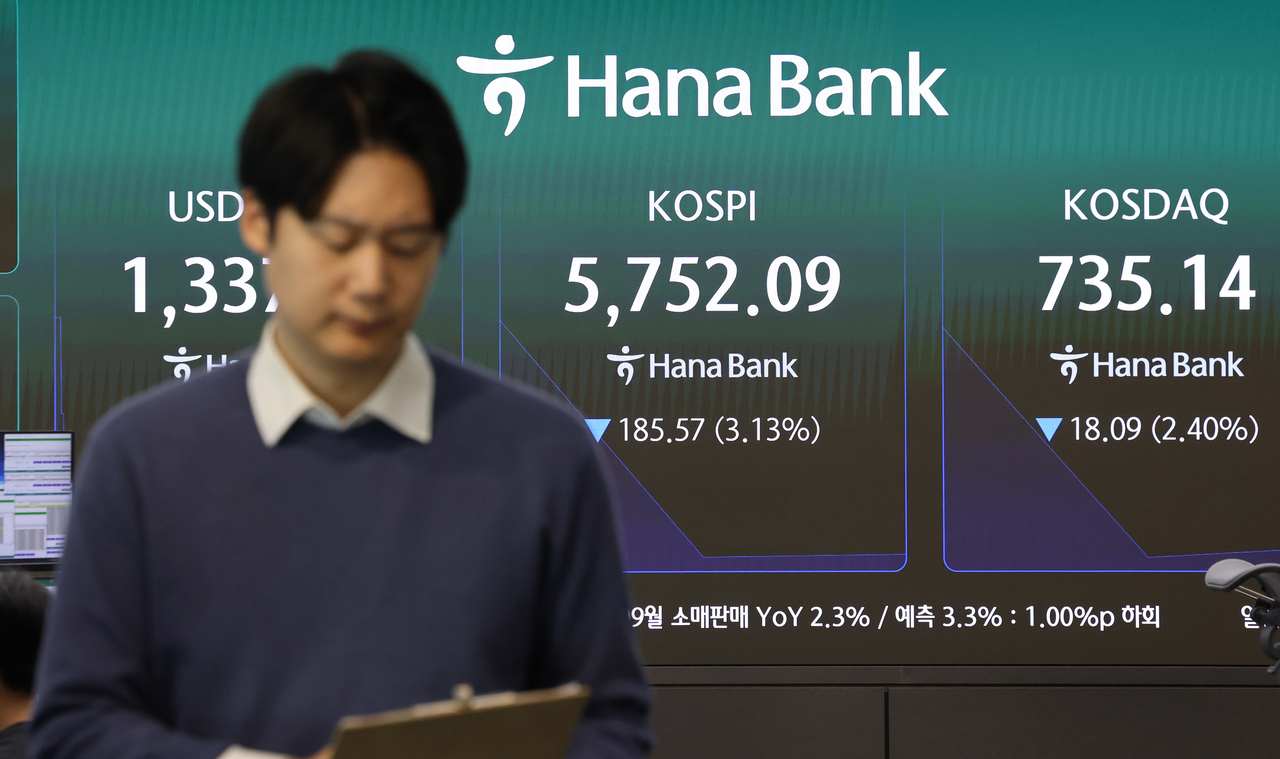 30일 서울 중구 하나은행 딜링룸 현황판에 코스피가 표시되고 있다. 이날 코스피는 장 초반 3% 넘게 하락하고 있다. [연합]