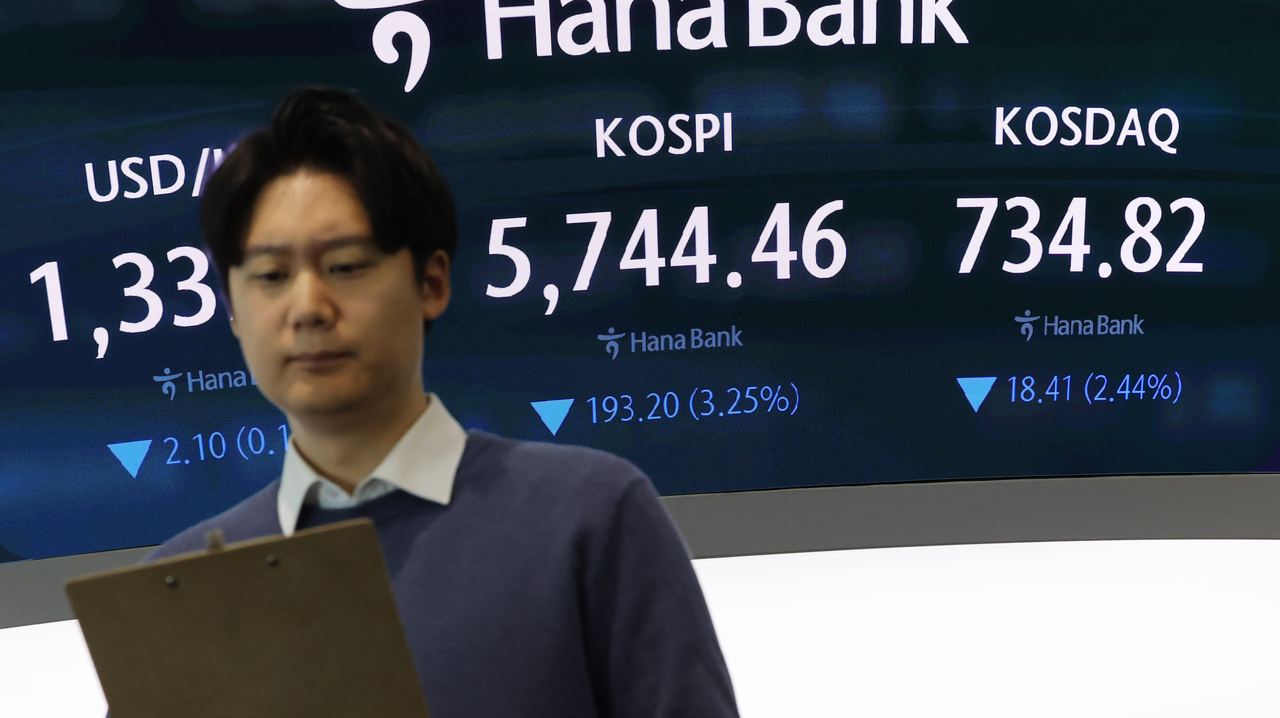 An electronic board at Hana Bank’s dealing room in central Seoul on Friday displays key market indicators, including the KOSPI and KOSDAQ indexes and the won-dollar exchange rate. (Yonhap)