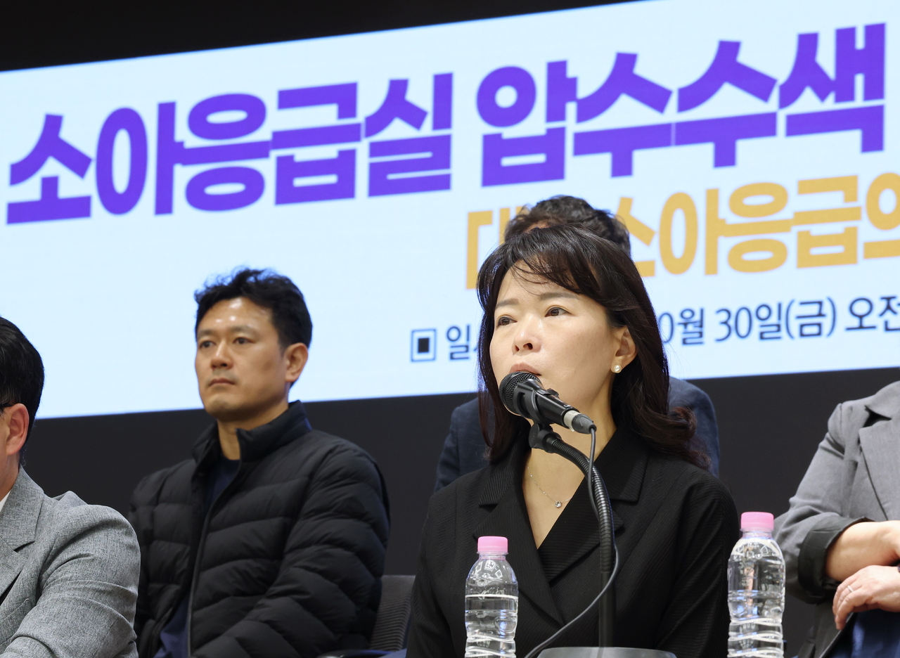 30일 서울 용산구 의사협회에서 열린 ‘소아응급실 압수수색 규탄 및 진료권 보호 촉구 긴급기자회견’에서 이지숙 아주대 소아응급의료센터장이 취재진의 질문에 답하고 있다. [연합]