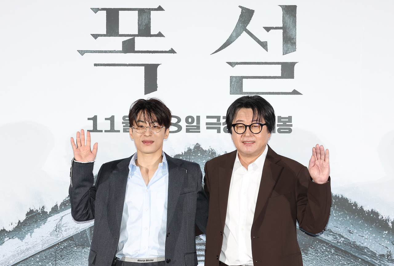 Actors Kim Yoon-seok (right) and Koo Kyo-hwan pose during a press event for their upcoming film “White Blast” in Seoul on Friday. (Yonhap)
