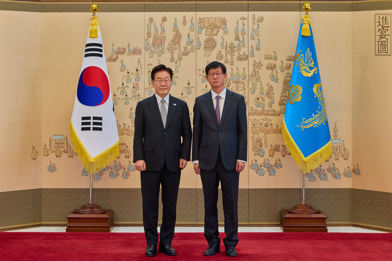 이재명 대통령이 30일 청와대에서 최길수 특별감찰관에게 임명장을 수여한 뒤 기념 촬영을 하고 있다. 청와대 제공