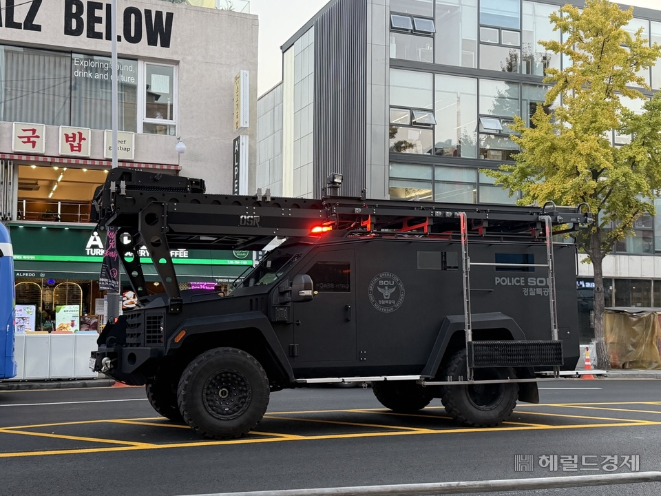 An armored vehicle deployed on a road near Itaewon Station in Yongsan-gu, Seoul, on Friday afternoon. (Jeon Sae-nal)