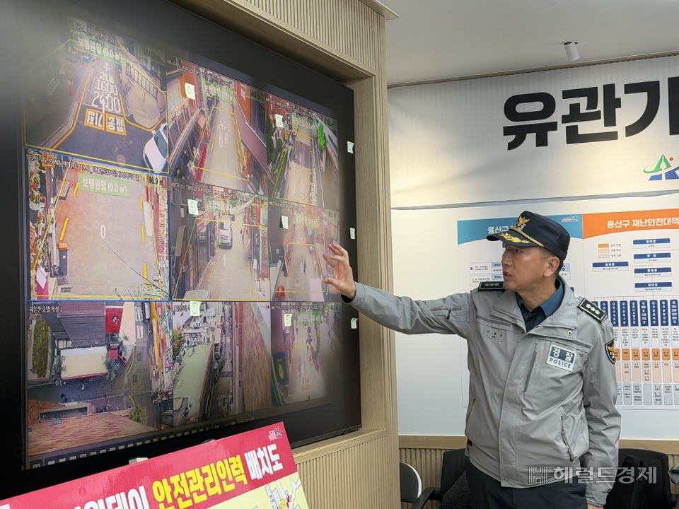 An Dae-seon, head of the security division at Yongsan Police Station, explains crowd management plans at a joint on-site operations center set up on the third floor of the Yongsan Education and Welfare Center in Yongsan-gu, Seoul, on Friday afternoon. (Jeon Sae-nal)