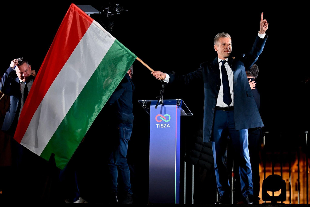 Péter Magyar, leader of the opposition Tisza Party, waves a Hungarian flag and greets supporters in Budapest on April 12 (local time) after the party's victory in the general election, which ended former Prime Minister Viktor Orban's 16-year rule. [AP]