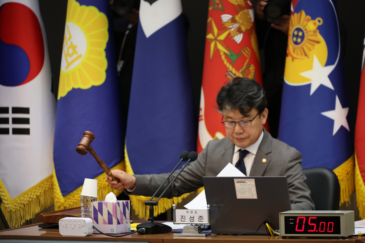 Rep. Jin Sung-joon, chair of the National Assembly's Defense Committee, bangs the gavel to open a parliamentary audit of the Navy headquarters and other military agencies at Gyeryongdae military headquarters in Gyeryong, South Chungcheong Province, on Oct. 20. (Yonhap)