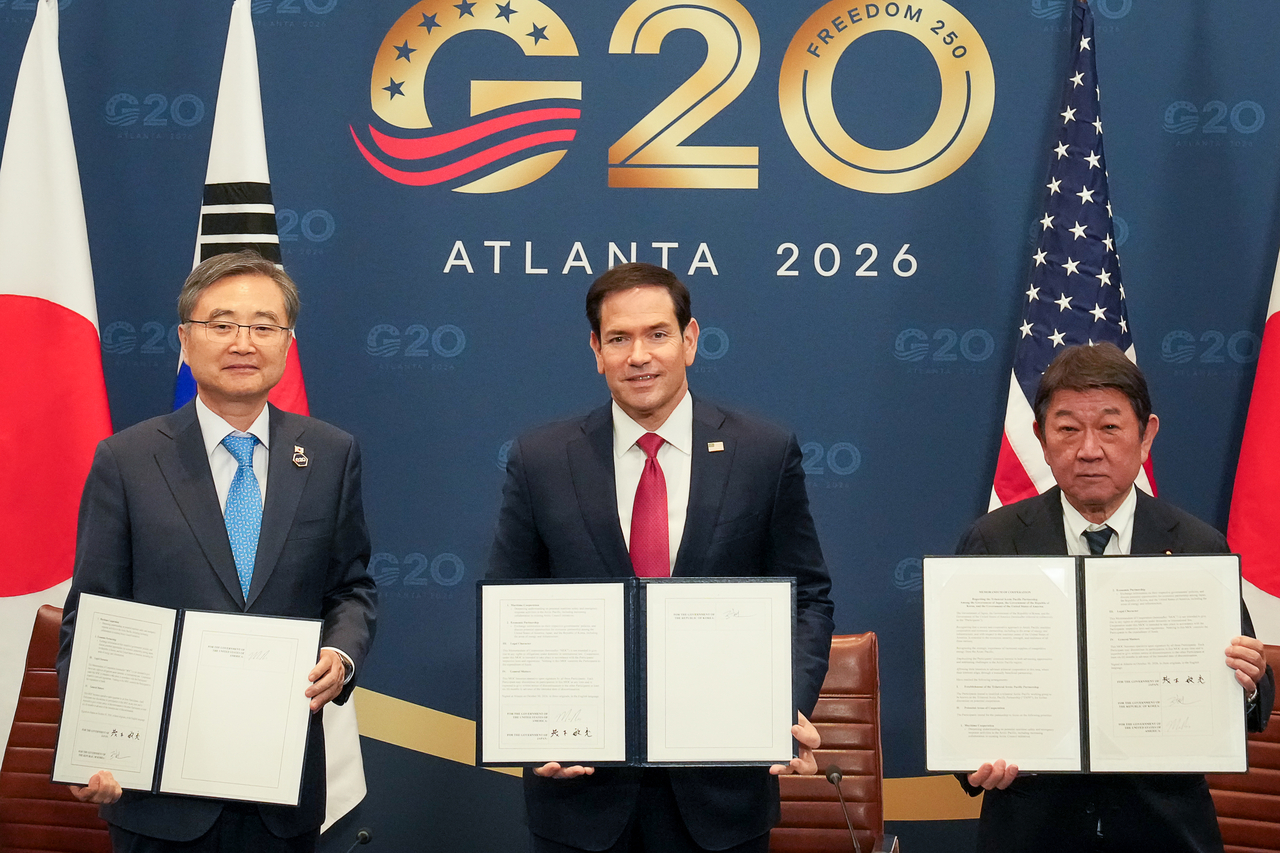 South Korean Foreign Minister Cho Hyun (left) poses for a photo with US Secretary of State Marco Rubio (center) and Japanese Foreign Minister Toshimitsu Motegi after signing a memorandum of cooperation on the Arctic-Pacific partnership during their trilateral meeting in Atlanta on Friday. (South Korean Foreign Ministry