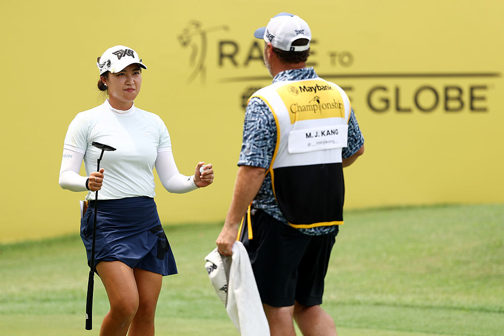 Kang Min-ji talks with her caddie after finishing the 18th hole during the third round of the LPGA Tour's Maybank Championship at Kuala Lumpur Golf and Country Club in Kuala Lumpur, Malaysia, on Saturday (Korean Standard Time). [Getty Images]