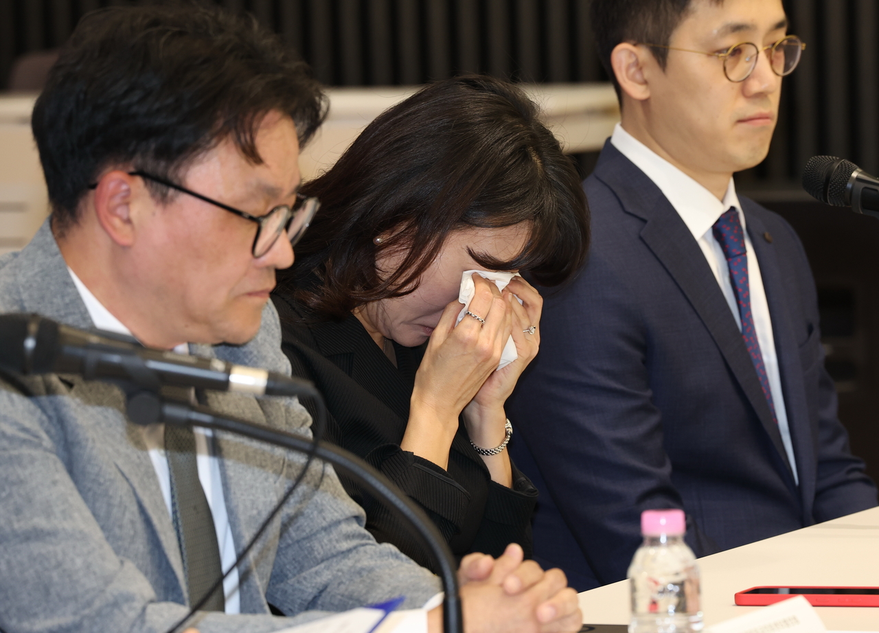 Lee Ji-suk, director of the Pediatric Emergency Medical Center at Ajou University Hospital, wipes away tears at an emergency press conference held Friday at the Korean Medical Association headquarters in Yongsan-gu, Seoul, to condemn the police search and seizure of a pediatric emergency room and call for the protection of physicians' right to practice.