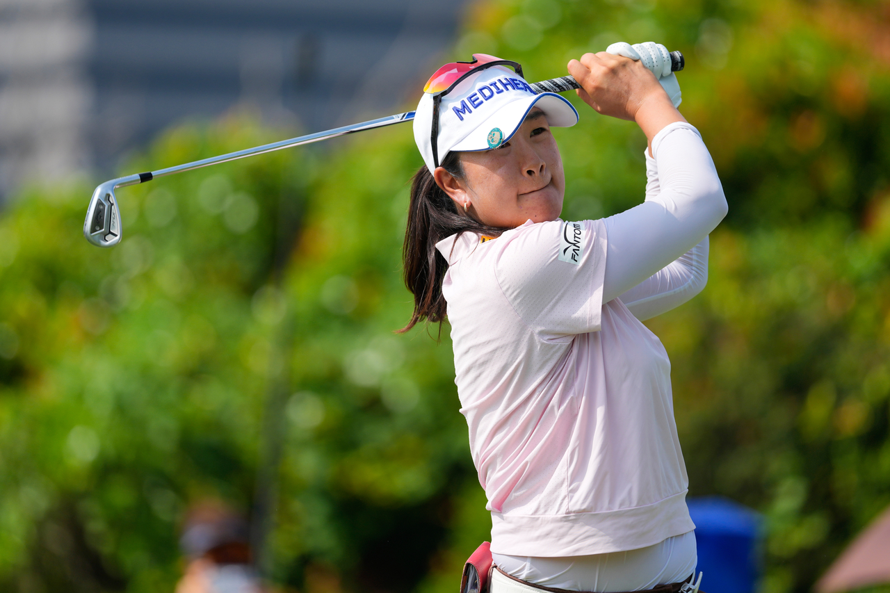 Kim A-lim watches her shot on the fifth hole during the third round of the LPGA Tour's Maybank Championship at Kuala Lumpur Golf and Country Club in Kuala Lumpur, Malaysia, on Saturday (Korean Standard Time). [AP]