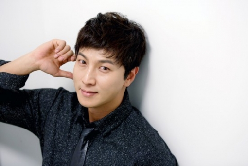 배우 박건형이 오는 10월 20일 11살 연하의 여자친구가 결혼식을 올린다.박건형은 8일 오전 자신의 팬카페 ‘일기일회’에 글을 게재해 자신의 결혼소식을 전했다