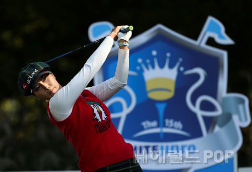 13번홀에서 드라이버샷을 날리고 있는 김하늘. 사진제공=KLPGA