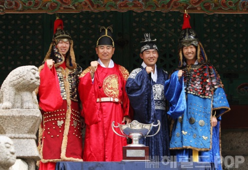 21일 서울 중구 원구단앞에서 코오롱 한국오픈 골프선수권대회에 출전한 선수들이 한국 남자골프의 발전을 기원하며 한국 영웅들의 의상을 입고 포즈를 취하고 있다.(좌측부터 노승열, 양용은, 강성훈, 나상욱) 사진제공=코오롱 한국오픈 조직위원회