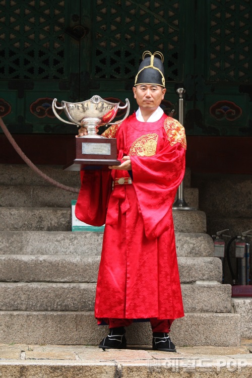 코오롱 한국오픈 골프선수권대회에 출전하는 양용은이 한국 영웅들의 의상을 입고 포즈를 취하고 있다. 사진제공=코오롱 한국오픈 조직위원회