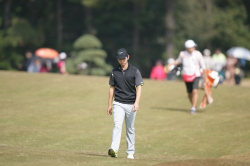 노승열이 코오롱 제57회 한국오픈 2라운드 도중 고개를 숙인 채 페어웨이를 걸어가고 있다. 사진 제공=코오롱 한국오픈 조직위원회