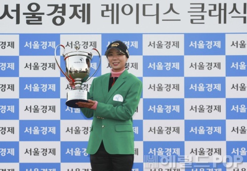 연장전에서 김효주를 꺾고 시즌 두 번째 우승컵을 들어 올린 허윤경. 사진제공=KLPGA