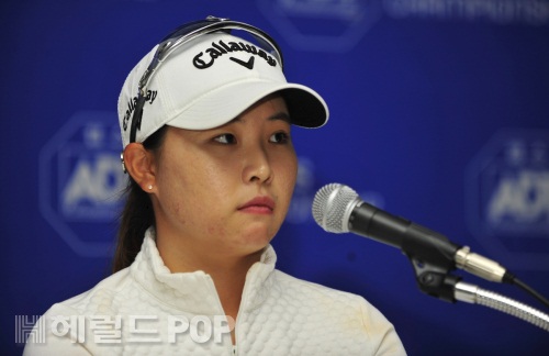 ADT캡스 챔피언십 첫날 7언더파를 몰아쳐 선두에 나선 김보아. 김해=윤영덕 기자