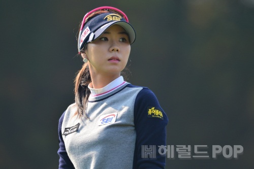 ADT캡스 챔피언십 첫날 공동선두에 나서 2주 연속 우승 기회를 만든 허윤경. 김해=윤영덕 기자