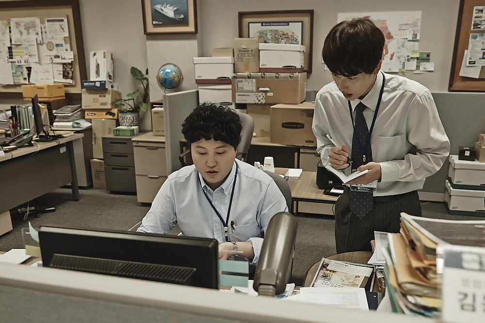 New employee Jang Geu-rae (Yim Si-wan, right) and sales manager Kim Dong-sik (Kim Dae-myung) in a scene from office drama "Misaeng"(tvN)