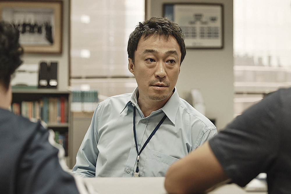 Oh Sang-sik (Lee Sung-min), section chief in the sales division, in a scene from office drama "Misaeng"(tvN)