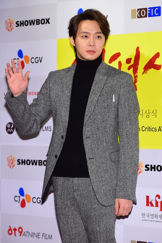 Actor Park Yu-chun attends the 34th Korean Association of Film Critics Awards in Seoul on Thursday. (OSEN)