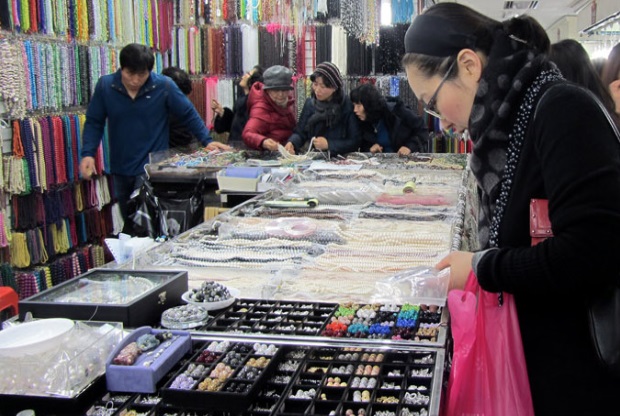 Chinese tourists are shopping in "Pyeonghwa Market Place" in Dongdaemun, Seoul.