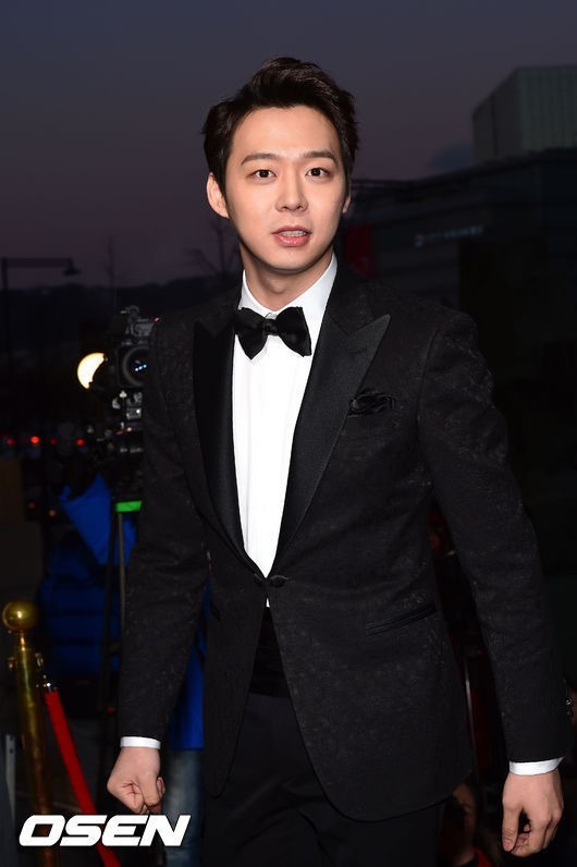 Actor Park Yoo-chun shows up at the 35th Blue Dragon Awards in Seoul on Wednesday. (OSEN)