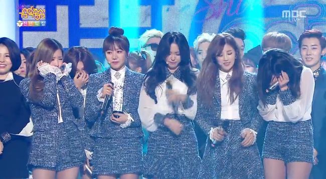 걸그룹 에이핑크가 4주 연속 1위라는 신기록을 세웠다.에이핑크는 3일 오후 방송된 MBC 가요프로그램 ‘쇼! 음악중심’에서 1위 트로피를 품