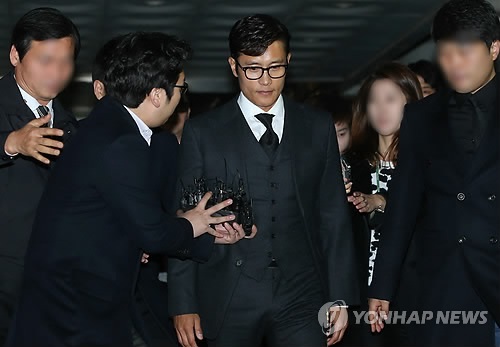 Lee Byung-hun leaves the court after attending an earlier trial last year. (Yonhap)