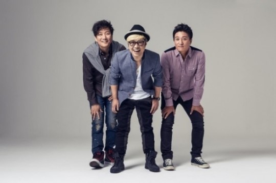 [경기도 일산에 실용음악학원을 설립한 자탄풍 김형섭(가운데). 사진제공 = 윈원 엔터]