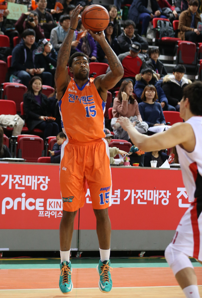 최근 연일 뜨거운 활약으로 전자랜드에 활력을 불어넣고 있는 주장 리카르도 포웰.