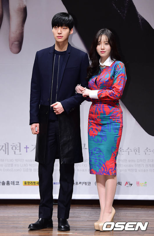 Actor Ahn Jae-hyun (left) and actress Ku Hye-sun pose during a press conference in Seoul on Wednesday. (OSEN)