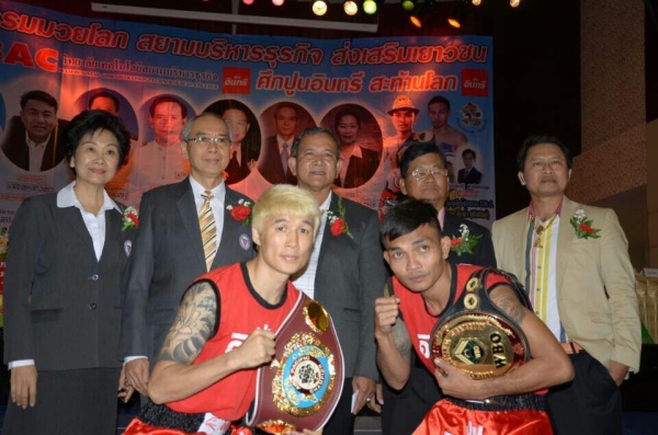 WBO(세계복싱기구) 아시아퍼시픽 L플라이급 타이틀전의 조인식 모습. 앞쪽 왼쪽이 유명구.