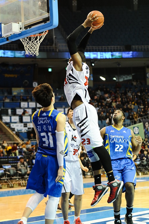22일 덩크슛 4개를 터뜨리며 kt의 흐름을 주도한 찰스 로드. 사진 = KBL 제공.