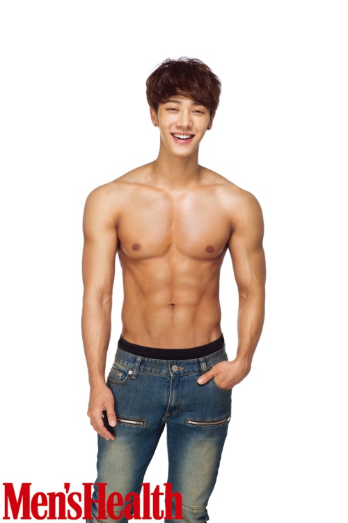 [상의 탈의 화보를 통해 명품 복근을 드러낸 비스트 이기광. 사진제공 = 맨즈헬스]