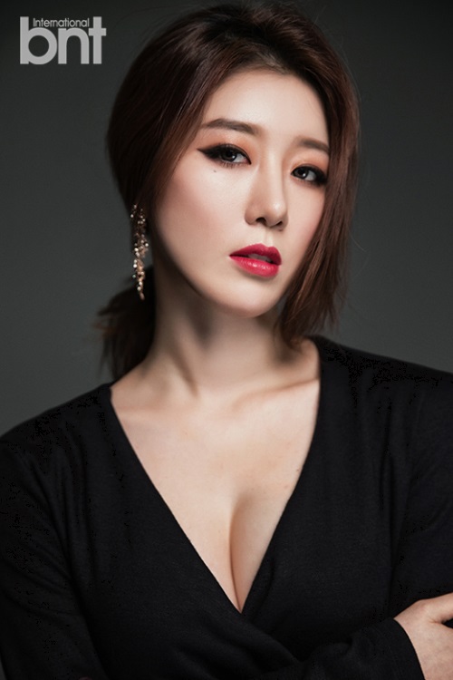 [최근 연하 아이돌로부터 대시를 받았다고 고백한 가수 나비. 사진제공 = bnt]