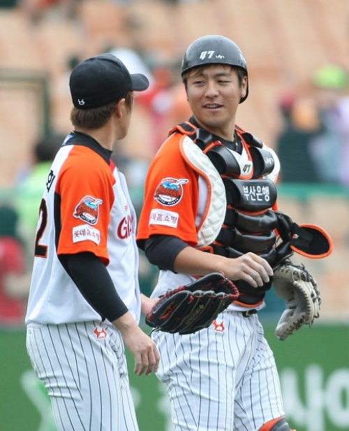 2014년 4월 27일 사직 SK전 승리 이후 미소짓는 강민호(오른쪽). 사진=롯데 자이언츠 공식 홈페이지