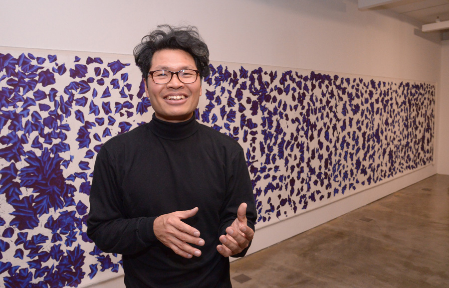 Artist Choi Sun speaks in front of his painting “Butterflies” on March 6 at Songeun Art Space in Seoul. (Chung Hee-cho/The Korea Herald)