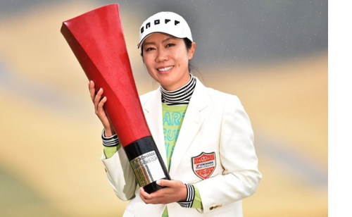 우승 트로피를 들고 기뻐하는 이지희. <출처=JLPGA 홈페이지>