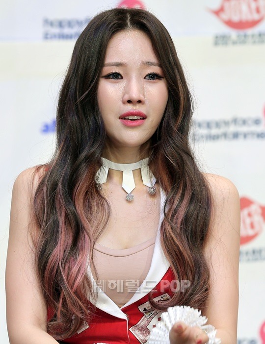 달샤벳 지율이 기자회견 중 눈물을 흘리고 있다. 송재원 기자(sunny@).