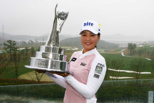 우승 트로피를 들고 기뻐하는 전인지.<사진 제공=KLPGA>