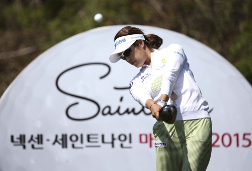 이승현이 3라운드 도중 9번홀에서 티샷을 날리고 있다. <사진 제공=KLPGA>