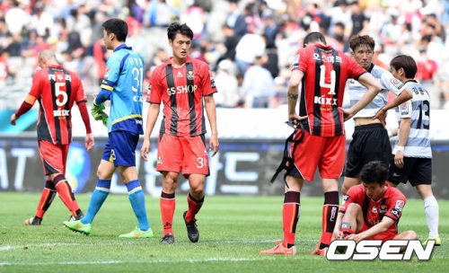 FC서울이 2일 서울월드컵경기장에서 열린 K리그 클래식 2015 9라운드에서 성남FC를 맞아 1-1 무승부를 기록했다. 경기 후 서울 선수들이 고개를 숙이고 그라운드를 나가고 있다.