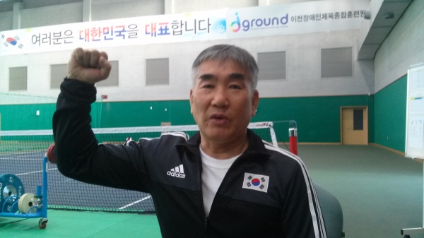 시각장애인 역도국가대표 문광식. 포즈를 취해달라고 하자 체육관이 쩌렁쩌렁 울리도록 화이팅을 외친 그다. 뒤에 '여러분은 대한민국을 대표합니다'라는 문구가 인상적이다.