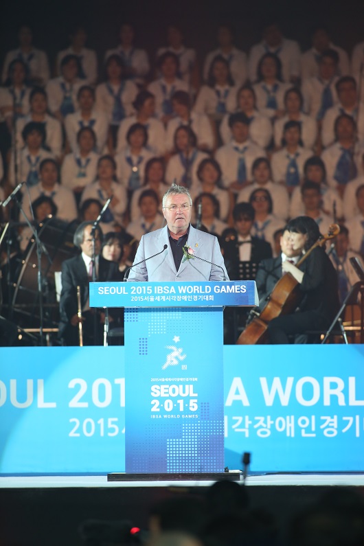2015 서울세계시각장애인경기대회 개회식에서 거스 히딩크 명예조직위원장이 ‘스페셜 스피치’를 통해 시각장애인에 대한 각별한 애정을 나타내고 있다. (잠실=권력봉 기자)