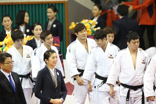 위풍당당하게 시상대에 들어서는 한국 유도 남자대표팀. 비록 우승 문턱에서 주저앉았지만 그들이 보여준 투혼과 열정은 가히 세계 최고 수준이었다. (사진=권력봉 기자)