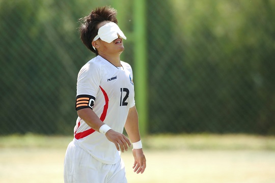 16일 송파여성축구장에서 열린 2015 서울세계시각장애인경기대회 시각장애축구 전맹 부문(B1) 한국과 러시아의 7-8위 결정전에서 한국의 주장 곽창현이 슛을 실패한 후 아쉬워하고 있다. (사진=권력봉 기자)