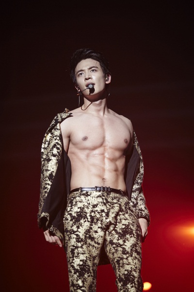 복근 퍼포먼스를 선보이는 샤이니 민호. [사진=SM 엔터테인먼트]