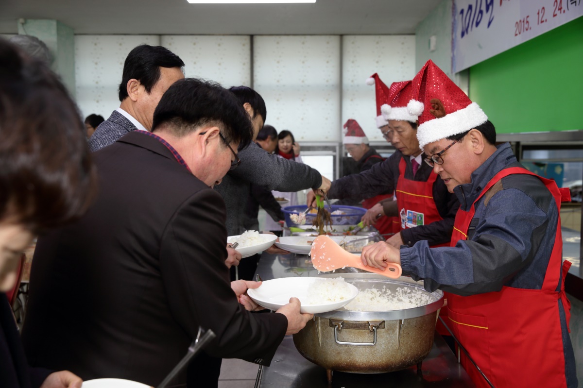 백선기 칠곡군수를 비롯한 간부 공무원들이 구내식당에서 직원들을 위한 배식행사를 하고 있다.(사진제공=칠곡군)